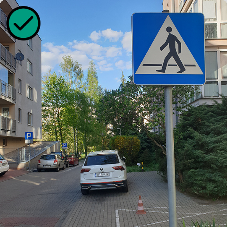 Zdjęcie pasów na drodze (tzw. zebry) bez znaku pionowego