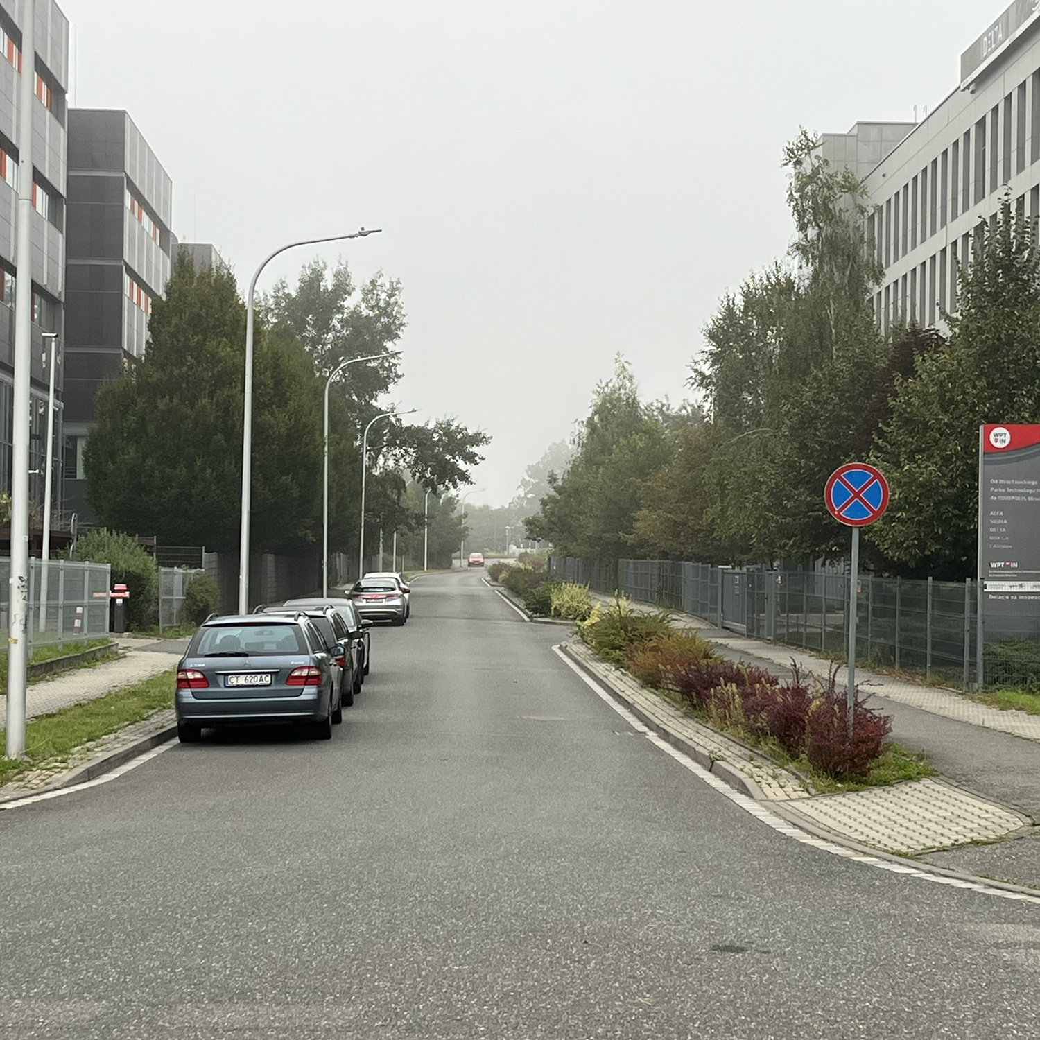 Zdjęcie drogi ze znakiem B-36 po prawej stronie i pojazdami po obu stronach jezdni.