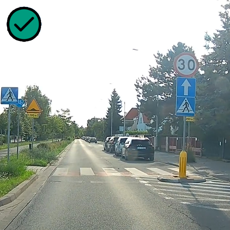 Zdjęcie drogi jednokierunkowej z wyznaczonym przejściem, za którym stoją pojazdy.